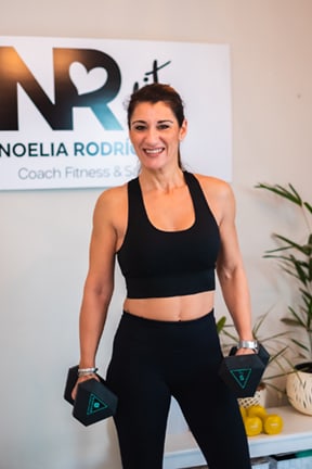 ejercicios-para-brazos-flacidos-mujer-noelia-con-pesas-negras