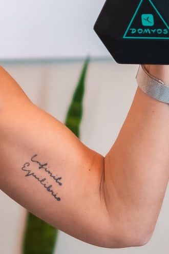 ejercicios-para-brazos-flacidos-mujer-tatuaje