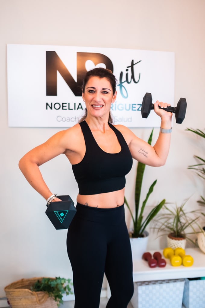 ejercicios-para-tonificar-biceps-mujeres-con-pesas