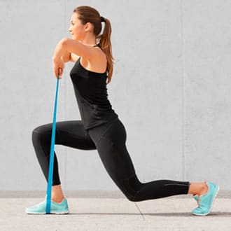 ejercicios-con-bandas-elasticas-para-brazos-mujeres-agachandose