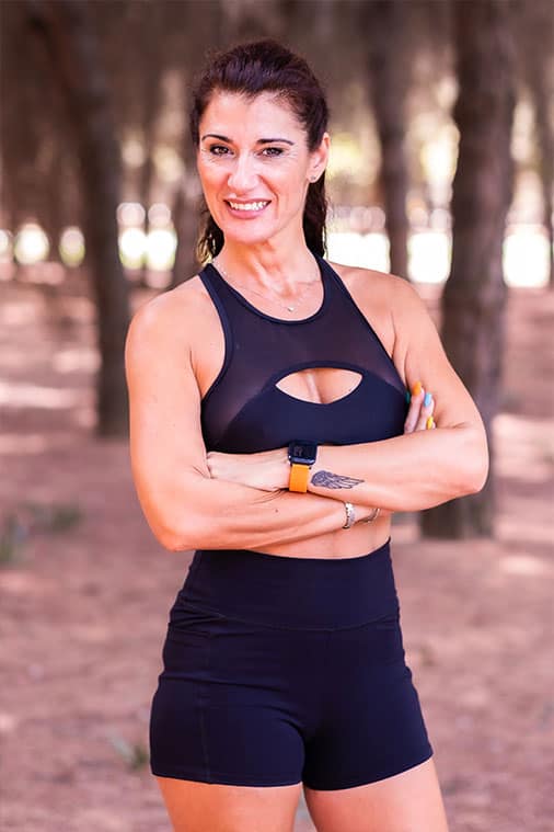 ejercicios-para-brazos-flacidos-mujer-noelia-footer-brazos-cruzados-en-exterior
