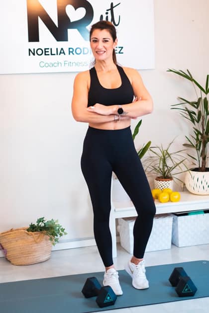 ejercicios-para-brazos-flacidos-mujer-noelia-footer-brazos-cruzados-en-negro