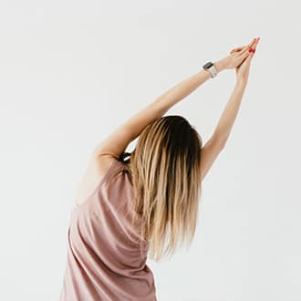 ejercicios-para-tonificar-biceps-mujeres-estiramiento